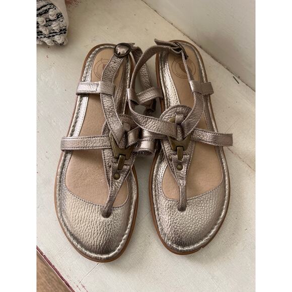 Never Worn Nurture size 8.5 gold strappy sandals - Picture 2 of 3